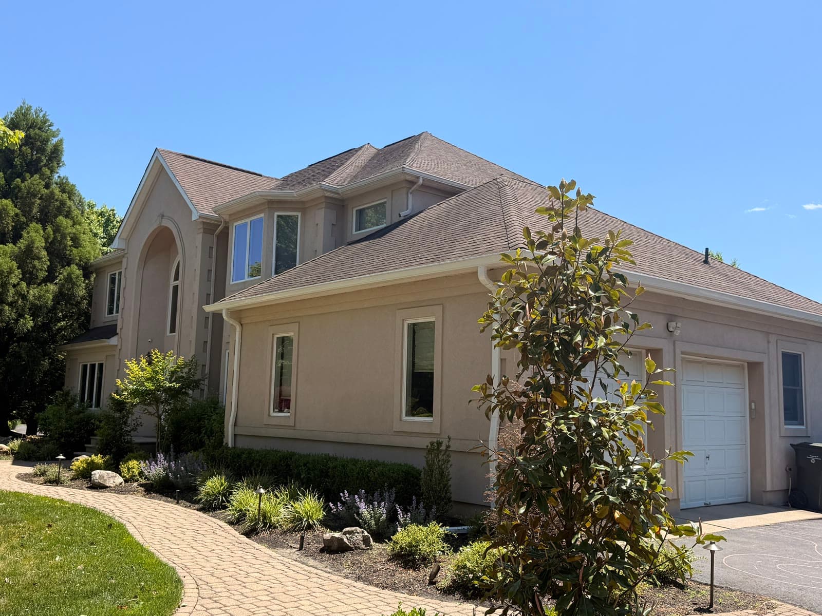 An upscale New Jersey home with a new roof by Green Apple Roofing